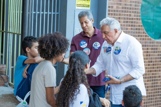 Laurez percorre comércio do Aureny III e assume compromisso com políticas para crianças e adolescentes