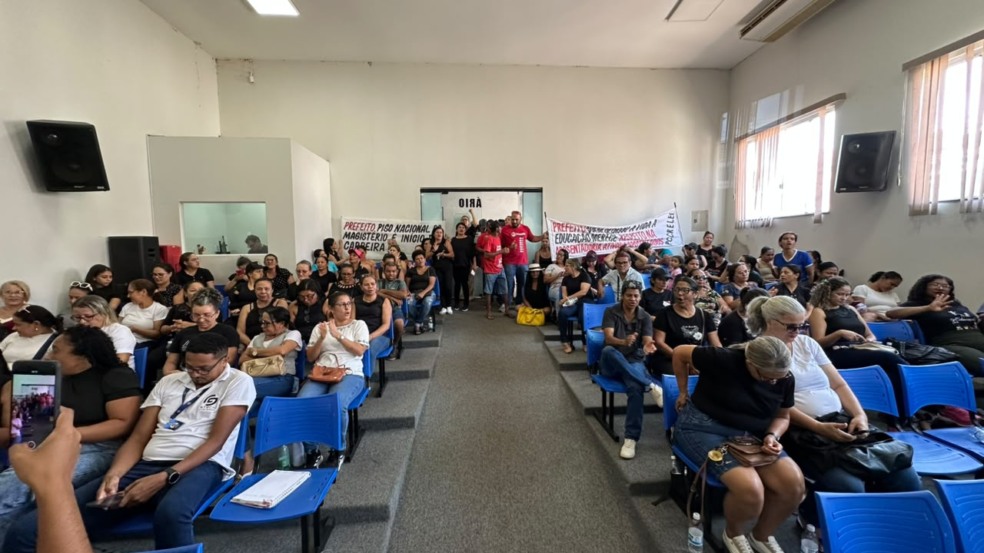 Professores paralisam atividades e cobram valorização da carreira em Porto Nacional Professores paralisam atividades e cobram valorização da carreira em Porto Nacional