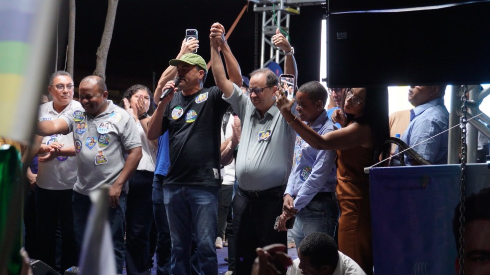 Wanderlei aparece de surpresa em palanque e reforça apoio a Eli Borges ao Senado Wanderlei aparece de surpresa em palanque e reforça apoio a Eli Borges ao Senado