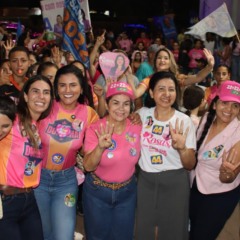 Karynne Sotero e prefeita F&aacute;tima Coelho durante a caminhada &ldquo;Mulheres com Dorinha&rdquo;, em Guara&iacute;.