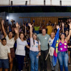 Vereadora Ana Lu&iacute;sa re&uacute;ne moradores e lideran&ccedil;as em sua resid&ecirc;ncia durante encontro com Vanderlei Luxemburgo em Miranorte.