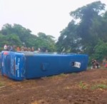 &Ocirc;nibus tombou na BR-153 e deixou feridos &mdash; Foto: Reprodu&ccedil;&atilde;o/Guara&iacute; Not&iacute;cias