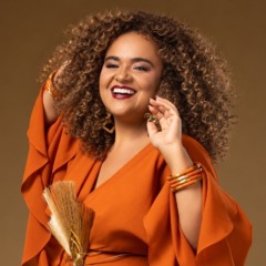 N&uacute;bia Dourado