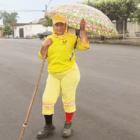 &ldquo;A vida j&aacute; &eacute; dura, tem que trabalhar feliz&rdquo;: gari viraliza dan&ccedil;ando durante expediente no sul do TO