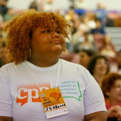 M&ocirc;nica Brito, secret&aacute;ria executiva do CEDECA Gl&oacute;ria de Ivone, durante atividade realizada pela organiza&ccedil;&atilde;o nos primeiros anos de atua&ccedil;&atilde;o - Foto: Arquivo/CEDECA Gl&oacute;ria de Ivone