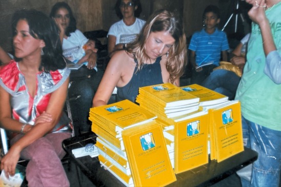 Mônica Brito, secretária executiva do CEDECA Glória de Ivone, durante atividade realizada pela organização nos primeiros anos de atuação - Foto: Arquivo/CEDECA Glória de Ivone
