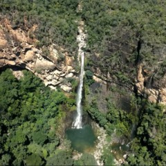 Cachoeira impressiona por po&ccedil;os de diferentes temperaturas e queda de 70 metros &mdash; Foto: Reprodu&ccedil;&atilde;o/Canal Cine Outdoor