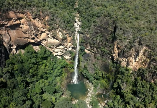 Cachoeira impressiona por poços de diferentes temperaturas e queda de 70 metros — Foto: Reprodução/Canal Cine Outdoor