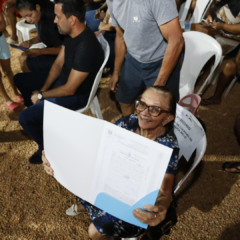 Moradora do Setor Lago Norte, Maria de Lourdes de Sousa Melo, de 82 anos, foi a primeira a receber o t&iacute;tulo de propriedade recebe seu t&iacute;tulo &mdash; Cr&eacute;dito da foto: Edu Fortes