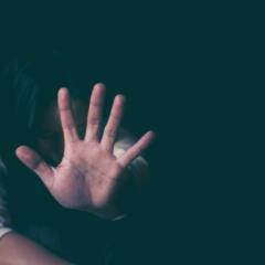 Vicaric&iacute;dio: entenda crime que usa morte de filhos ou familiares para causar sofrimento &agrave; mulher