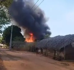 Moradias atingidas por fogo na aldeia | Foto: Reprodu&ccedil;&atilde;o