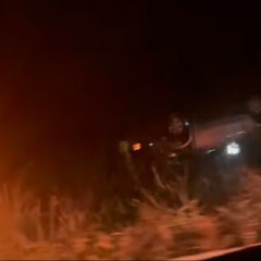 Mulher morre ap&oacute;s caminhonete capotar na BR-153, no trecho que fica em Colinas do Tocantins &mdash; Foto: Reprodu&ccedil;&atilde;o/Colinas Not&iacute;cias