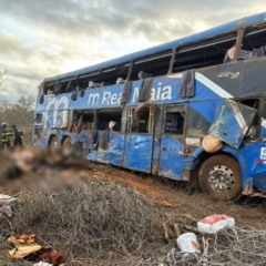&Ocirc;nibus tombou na BR-122, em Iraquara, na Bahia. &mdash; Foto: Redes Sociais