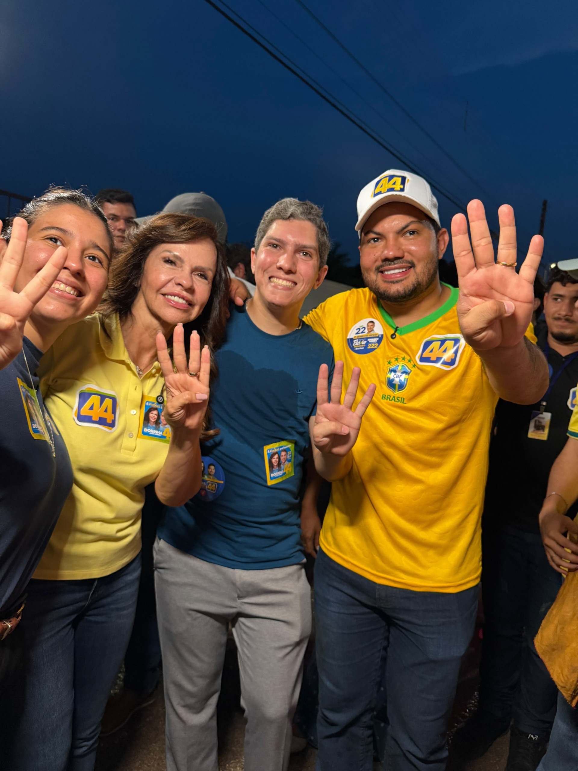 Adesivaço de Dorinha e Flávio Bolsonaro em quatro pontos de Palmas reúne centenas de apoiadores