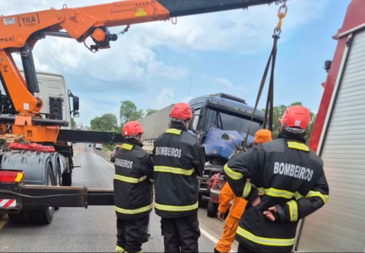 Carro de passeio bateu de frente com caminhão na BR-153, em Guaraí (TO) — Foto: Divulgação/ Corpo de Bombeiros
