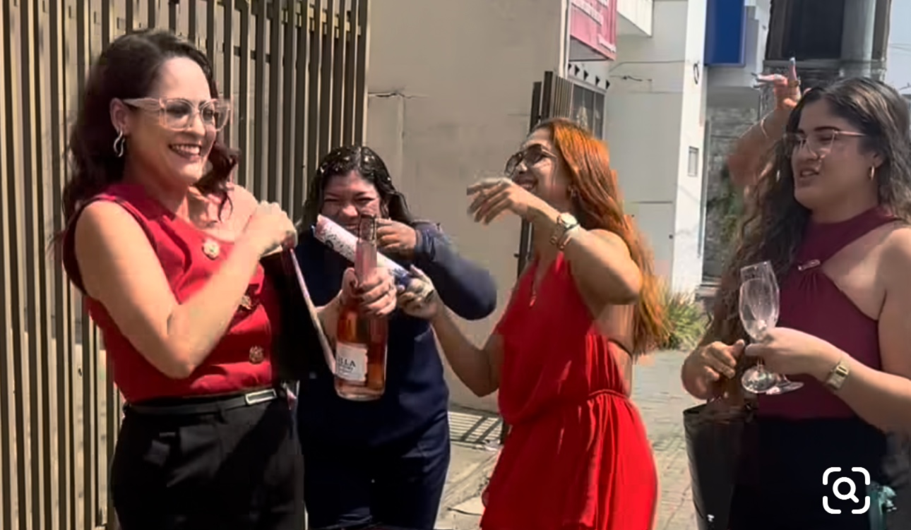 'Festa de divórcio': amigas esperam mulher com champanhe na porta de cartório do TO; vídeo viraliza