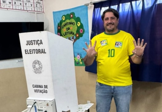 Deputado estadual mais votado do Tocantins, Eduardo Fortes registra voto e destaca exercício da democracia
