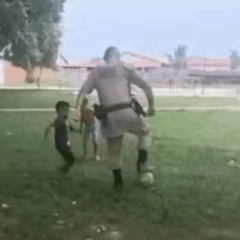 Comandante da PM interrompe patrulhamento por alguns minutos para jogar bola com crian&ccedil;as no norte do TO; V&Iacute;DEO