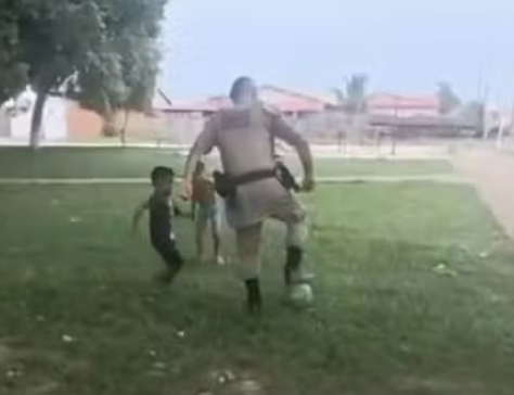 Comandante da PM interrompe patrulhamento por alguns minutos para jogar bola com crianças no norte do TO; VÍDEO Comandante da PM interrompe patrulhamento por alguns minutos para jogar bola com crianças no norte do TO; VÍDEO