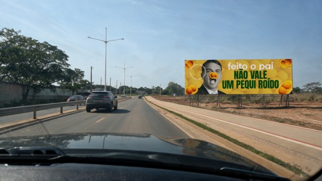 “Feito o pai, não vale um pequi roído”: outdoors contra Flávio Bolsonaro geram polêmica em Palmas