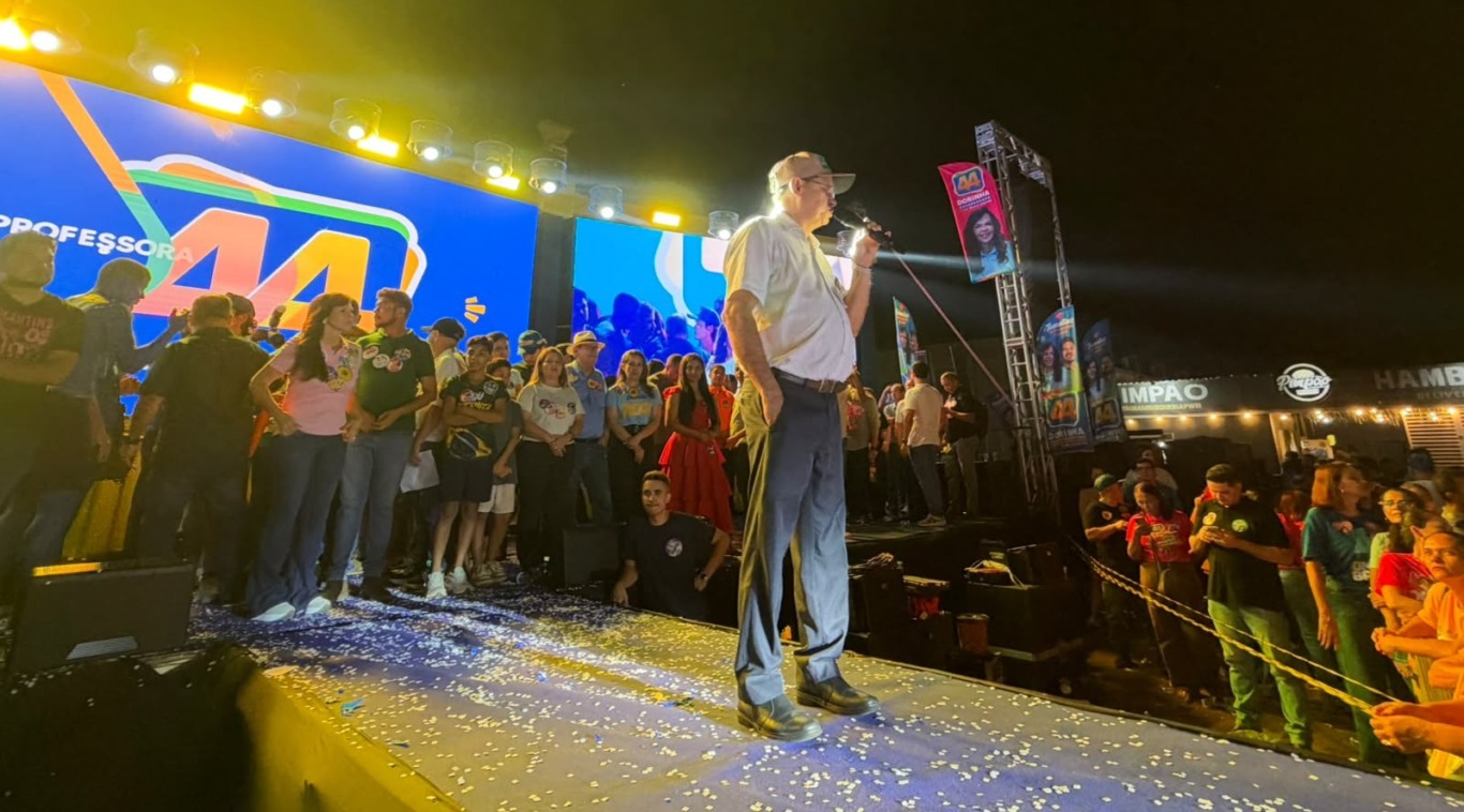 Eli Borges discursa no último comício: “tenho coragem de enfrentar a batalha contra os poderosos da nação”