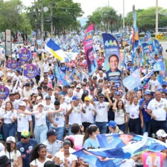 Dorinha encerra com multid&atilde;o na Avenida JK, se emociona com neto no colo ao som do hino do Tocantins e manda recado a indecisos