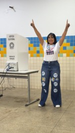 Janad Valcari vota pela manh&atilde; no col&eacute;gio onde estudou e destaca confian&ccedil;a ap&oacute;s campanha