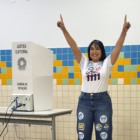 Janad Valcari vota pela manh&atilde; no col&eacute;gio onde estudou e destaca confian&ccedil;a ap&oacute;s campanha