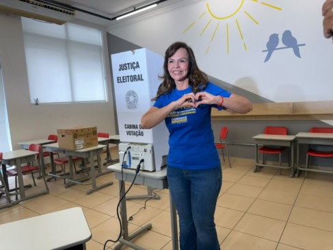 Acompanhada por aliados, Dorinha vota em Palmas e diz estar confiante na vitória: “não sou aventureira nem personagem”
