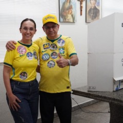 Eli Borges vota em Palmas ao lado da esposa e diz estar confiante