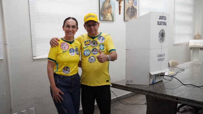 Eli Borges vota em Palmas ao lado da esposa e diz estar confiante