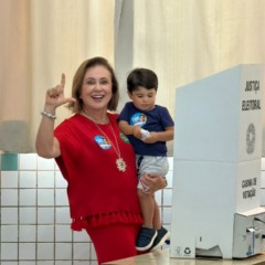 Coordenadora da campanha de Lula, K&aacute;tia Abreu vota ao lado do bisneto e chama momento de hist&oacute;rico