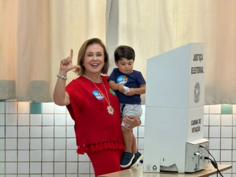 Coordenadora da campanha de Lula, Kátia Abreu vota ao lado do bisneto e chama momento de histórico