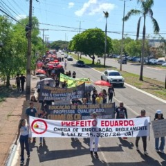 Com faixas e tambores, profissionais da educa&ccedil;&atilde;o realizam paralisa&ccedil;&atilde;o em Palmas