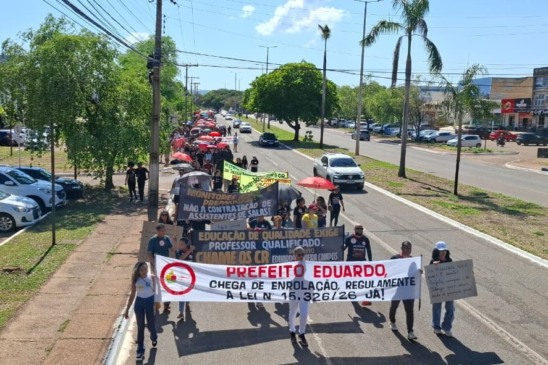 Com faixas e tambores, profissionais da educação realizam paralisação em Palmas