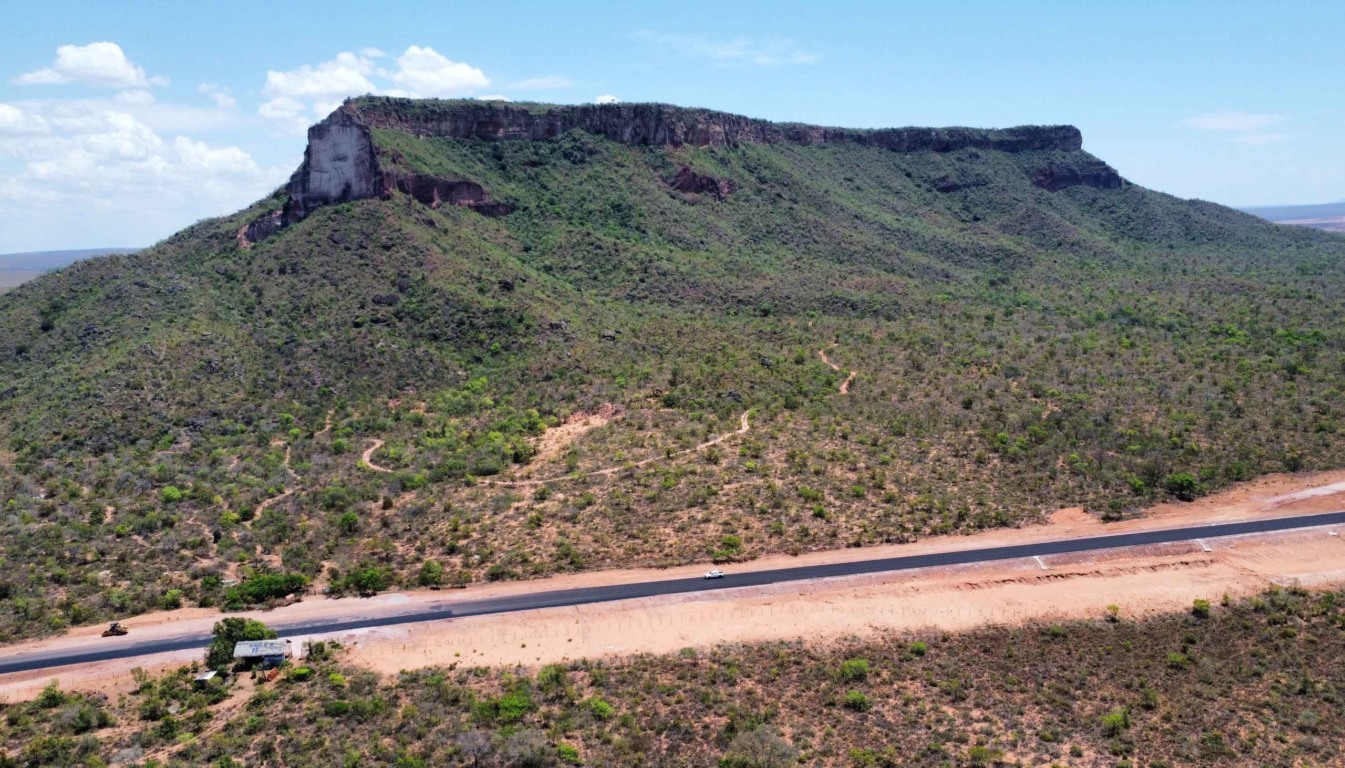 Trecho de pavimentação avança próximo à Serra da Catedral, no acesso a São Félix do Tocantins Trecho de pavimentação avança próximo à Serra da Catedral, no acesso a São Félix do Tocantins