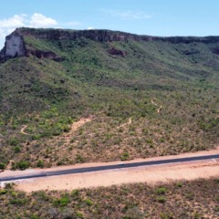 Trecho de pavimenta&ccedil;&atilde;o avan&ccedil;a pr&oacute;ximo &agrave; Serra da Catedral, no acesso a S&atilde;o F&eacute;lix do Tocantins