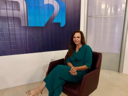 Na TV, Dorinha destaca seu alinhamento com a centro-direita, apoio a Flávio Bolsonaro e defende construção de creches