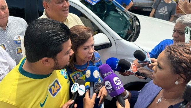 Dorinha vota acompanhada de prefeito e Gomes, destaca participação das mulheres na política e pede que eleitores compareçam às urnas