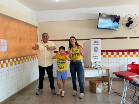 Eduardo Gomes vota acompanhado de Dorinha, prefeito e familiares e faz balanço do 2º turno
