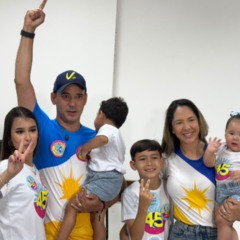 Vicentinho J&uacute;nior vota ao lado da esposa e filhos e fala em paz; "A democracia &eacute; o maior charme da Rep&uacute;blica"