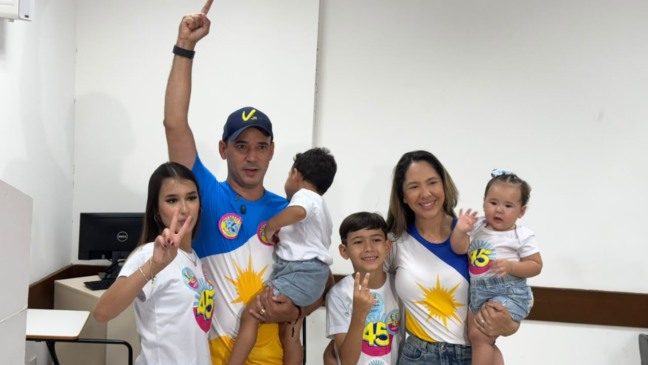 Vicentinho Júnior vota ao lado da esposa e filhos e fala em paz; "A democracia é o maior charme da República"