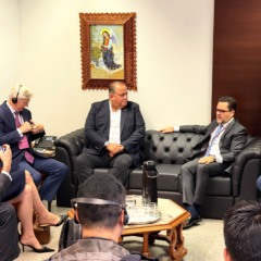 Senador Eduardo Gomes recebe delega&ccedil;&atilde;o de investidores internacionais e convida grupo para conhecer TO