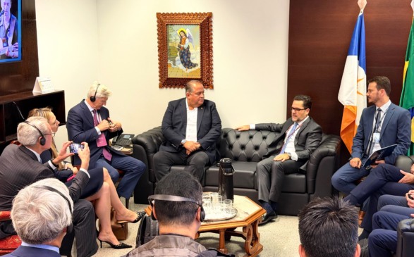 Senador Eduardo Gomes recebe delegação de investidores internacionais e convida grupo para conhecer TO