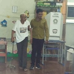 Aos 98 anos, eleitor vai &agrave;s urnas acompanhado do neto de 21 anos em Natividade