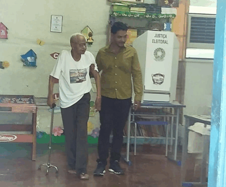 Aos 98 anos, eleitor vai às urnas acompanhado do neto de 21 anos em Natividade