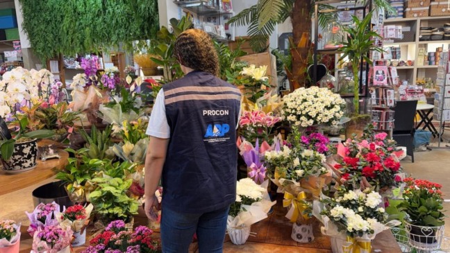 Preços de flores para o Dia de Finados variam até 350%